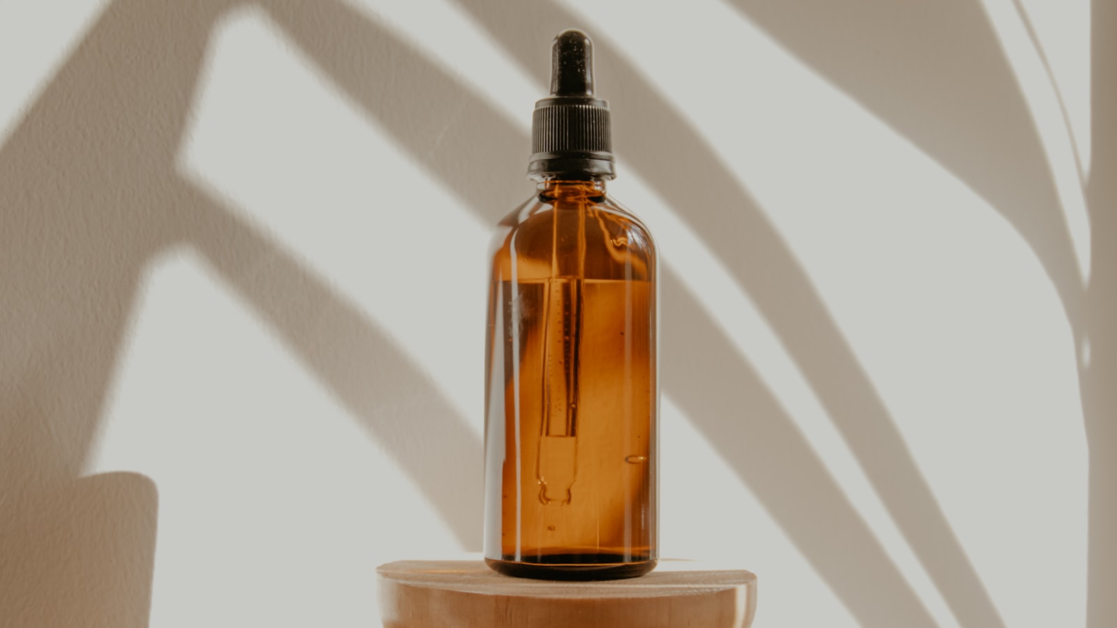 Essential Oil Storage & Shelf Life: What Bulk Buyers Must Know