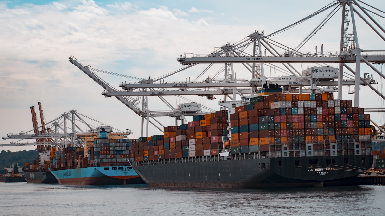 Shipping Fragrance Products Internationally: DG Rules & Cost Optimization
