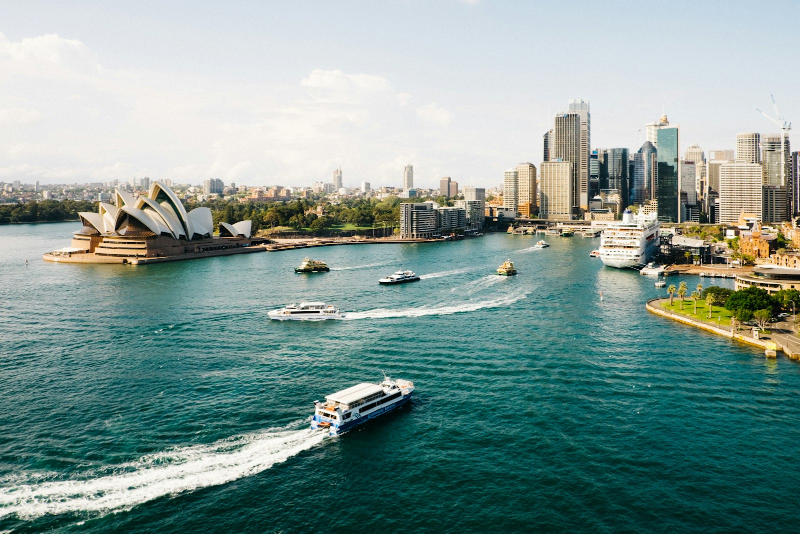 Australian & New Zealand Fragrance Import: Rules, Channels & Consumer Trends